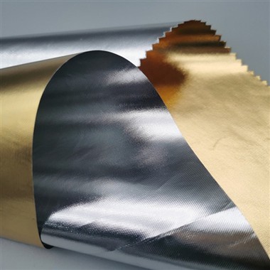 শিল্পী নস্টালজিক এবং রোমান্টিক টুকরা তৈরি করতে প্রতিফলিত উপকরণ পুনর্ব্যবহার করেন