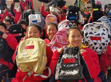 ভ্রমণ রোড কার্যকলাপকে আলোকিত করতে ক্যাম্পাসে প্রতিফলিত স্কুলব্যাগগুলি নিয়ে যান