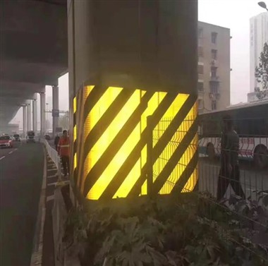 বৃষ্টির রাতে প্রতিফলিত রেইনকোট উপাদান উজ্জ্বল প্রতিফলিত রেখা,