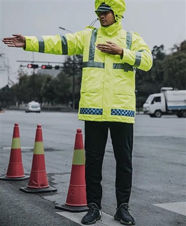 একটি প্রতিফলিত রেইনকোট কি?